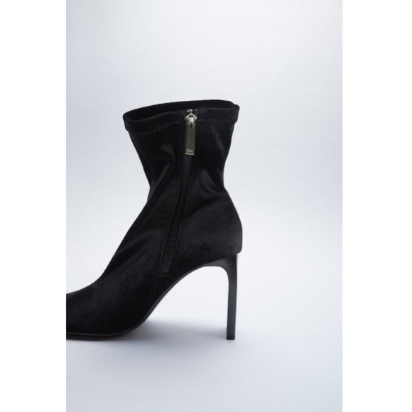 NWT Zara Size 7.5 Black Velvet Heeled Ankle Boots - Picture 4 of 4